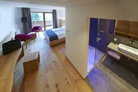 Superior Double Room | Bathroom | Hair dryer, bathrobes, bidet, towels