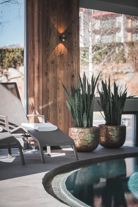 Indoor pool, 2 outdoor pools, free cabanas, pool umbrellas