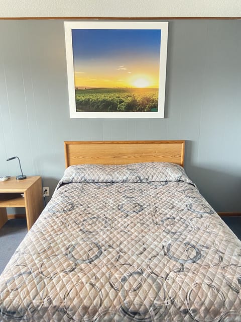 Standard Room, 1 Queen Bed, Accessible, Refrigerator & Microwave | Desk, free WiFi, bed sheets