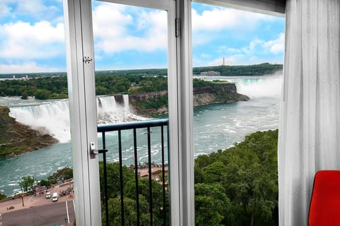 Premium bedding, in-room safe, desk, blackout drapes