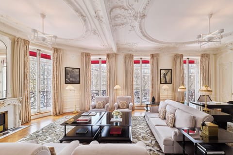 82-cm Smart TV with satellite channels, pay movies, offices