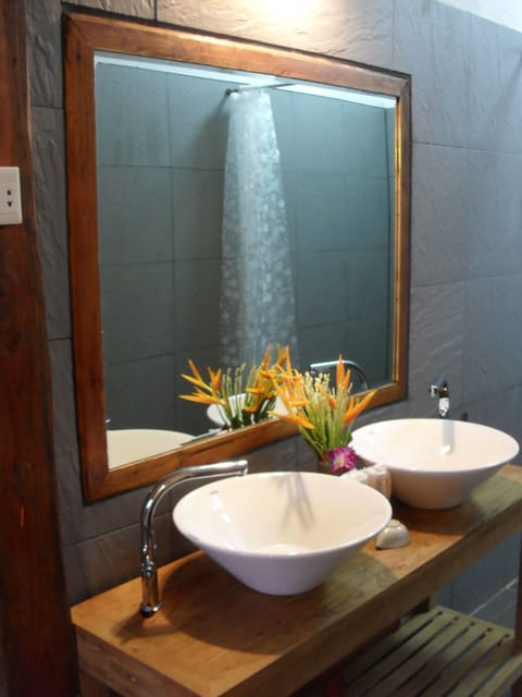 Family Suite (Coto) | Bathroom sink