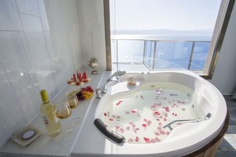Luxury Double Room, 1 Queen Bed, Jetted Tub, Sea View | Private spa tub