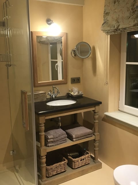 Deluxe Double Room | Bathroom | Shower, designer toiletries, hair dryer, bathrobes