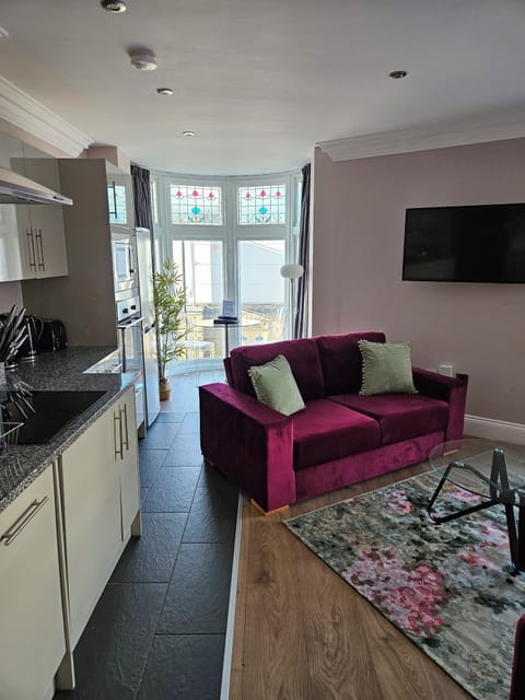 Luxury Apartment, 2 Bedrooms (1 bathroom) | Living area | Flat-screen TV