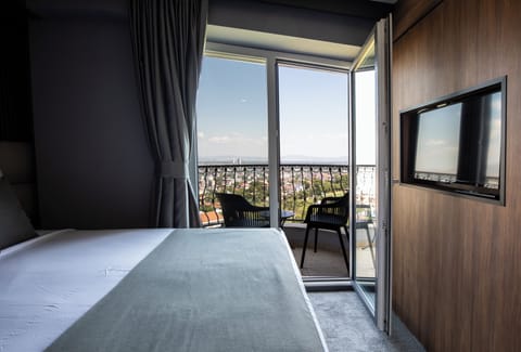 Deluxe Double Room, 1 Queen Bed, Balcony, City View | Terrace/patio