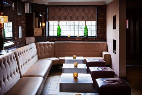 Serves breakfast, lunch, and dinner