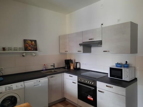 Apartment, 2 Bedrooms, Kitchen, Garden View | Private kitchen | Fridge, stovetop, cookware/dishes/utensils