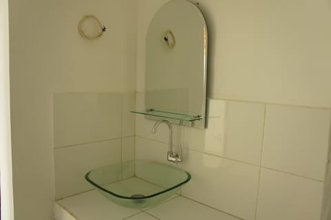 Shower, free toiletries, towels