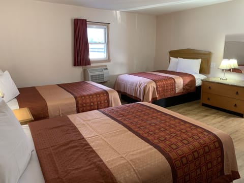 Family Suite, Multiple Beds, Non Smoking | Living room | 32-inch flat-screen TV with cable channels, TV