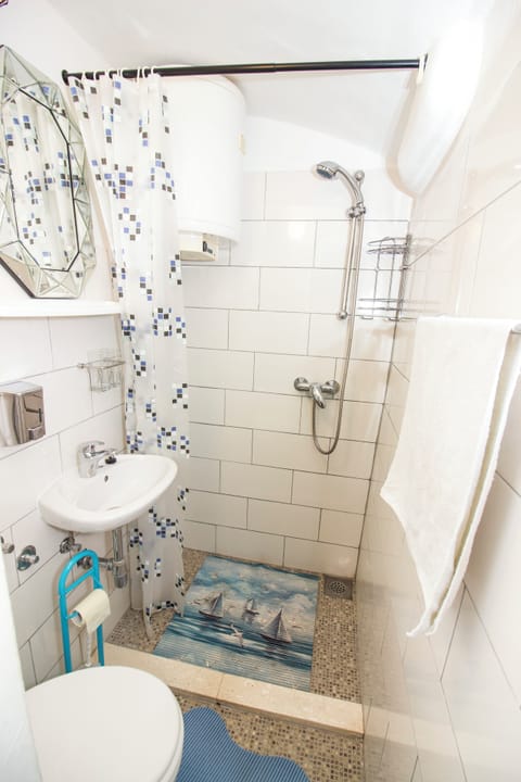 Apartment (A1) | Bathroom | Shower, free toiletries, hair dryer, towels
