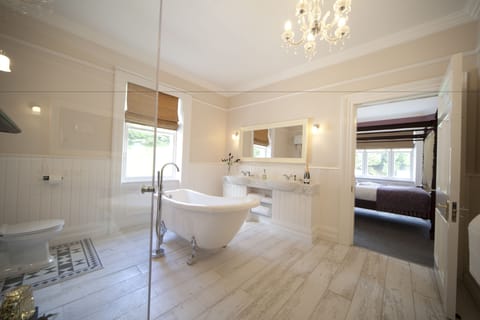 Superior Room, 1 King Bed (Glenariffe) | Bathroom | Free toiletries, towels