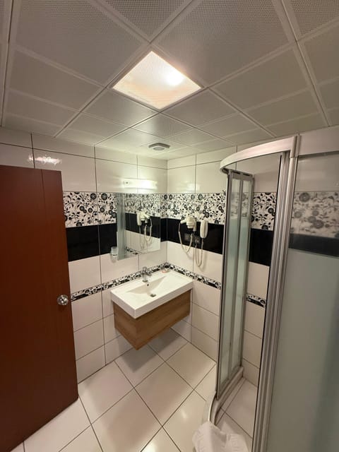 Standard Double or Twin Room | Bathroom sink