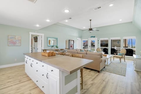 House, 3 Bedrooms | Private kitchen | Fridge, microwave, oven, coffee/tea maker