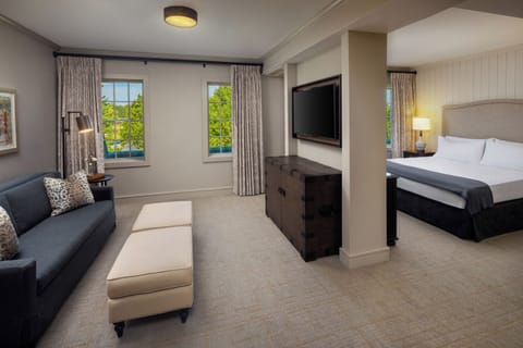 Studio Suite, 1 King Bed with Sofa bed | Premium bedding, in-room safe, desk, iron/ironing board