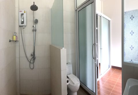 Bungalow | Bathroom | Shower, free toiletries, hair dryer, towels