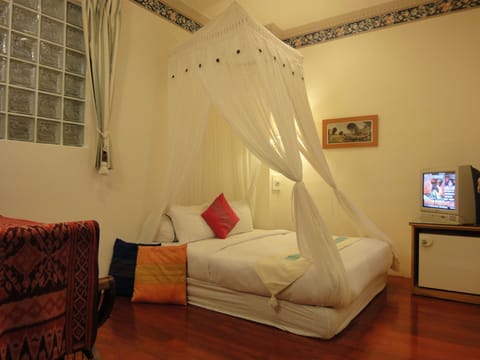 Classic Double Room | Desk, blackout drapes, rollaway beds, free WiFi