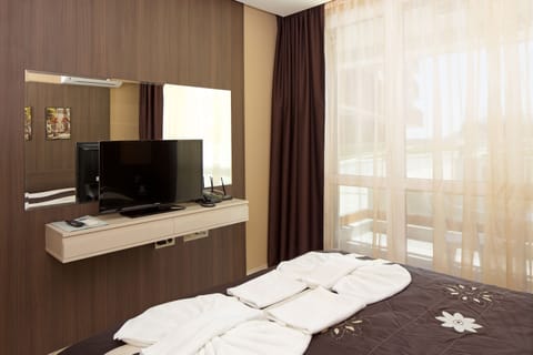 Desk, free cribs/infant beds, rollaway beds, free WiFi