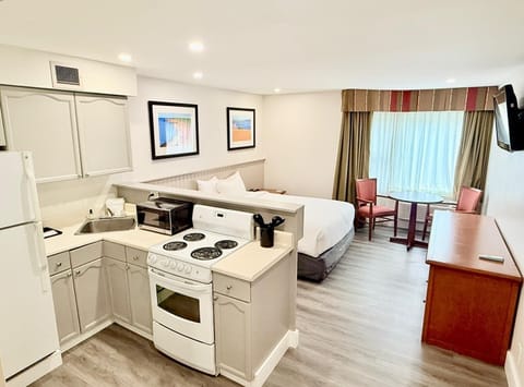 Standard One Queen Full Kitchen - Conference Centre | Premium bedding, in-room safe, blackout drapes, iron/ironing board