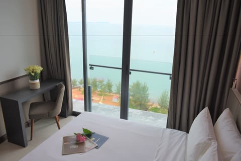 Grand D'Wharf Suite | Minibar, desk, iron/ironing board, free WiFi