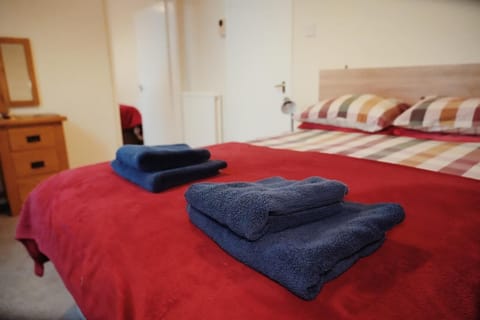 Double Room | Desk, bed sheets