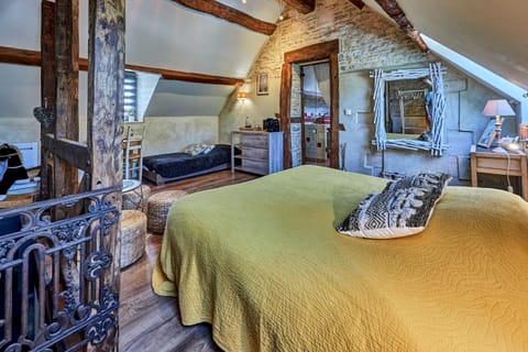 Junior Suite | Blackout drapes, travel crib, bed sheets