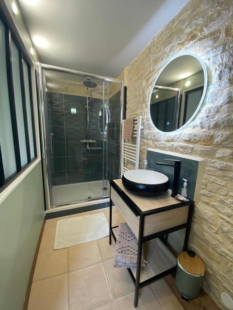 Double Room | Bathroom | Shower, eco-friendly toiletries, hair dryer, towels