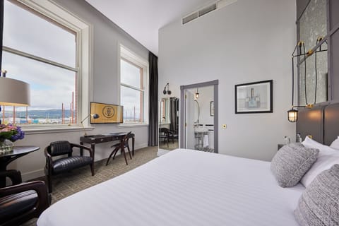 Deluxe Room, 1 King Bed | Premium bedding, in-room safe, desk, laptop workspace