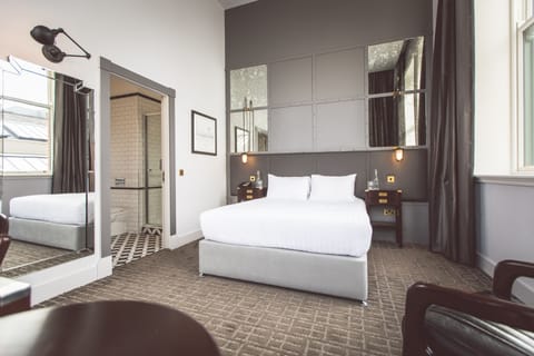 Premium bedding, in-room safe, desk, laptop workspace