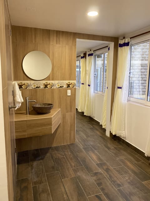 Presidential Suite | Bathroom | Shower, designer toiletries, hair dryer, bathrobes