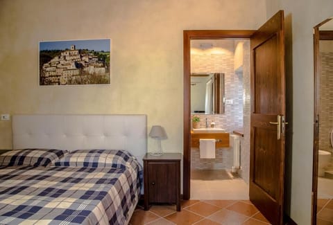 Deluxe Room, Hill View | Bathroom | Shower, free toiletries, hair dryer, bidet