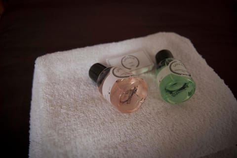 Combined shower/tub, designer toiletries, towels