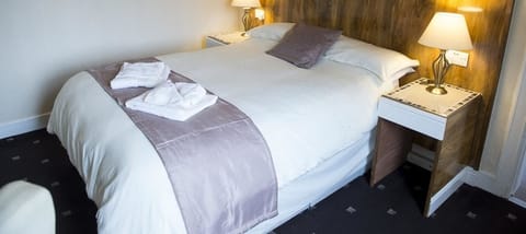 Iron/ironing board, bed sheets