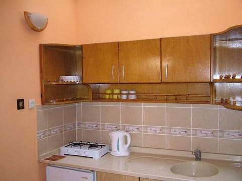 Full-size fridge, stovetop, electric kettle, cookware/dishes/utensils