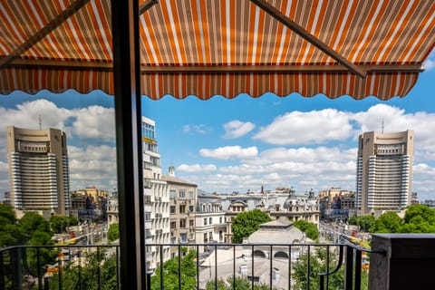 Panoramic Suite, City View | Egyptian cotton sheets, premium bedding, memory foam beds, minibar