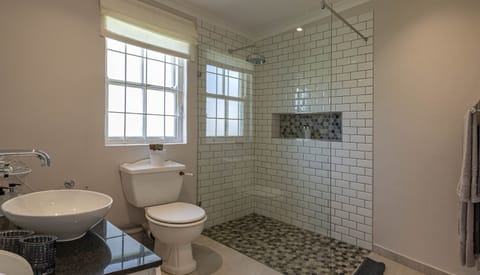 Deluxe Studio | Bathroom | Free toiletries, hair dryer, bathrobes, towels