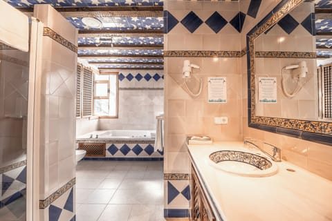 Junior Studio Suite | Bathroom | Rainfall showerhead, eco-friendly toiletries, hair dryer, towels