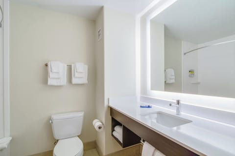 Premium bedding, in-room safe, desk, laptop workspace