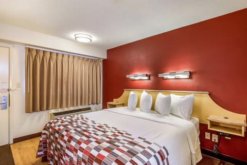 Superior Room, 1 King Bed, Non Smoking | Desk, blackout drapes, free cribs/infant beds, free WiFi