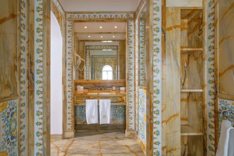 Deluxe Suite | Bathroom | Shower, eco-friendly toiletries, hair dryer, bathrobes