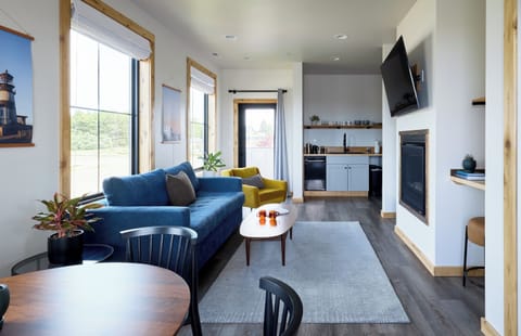 Deluxe Suite, 1 Bedroom, Kitchen | Living area | 50-inch flat-screen TV with cable channels, TV, fireplace