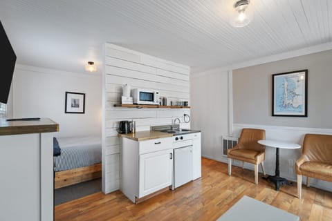 Suite with Kitchenette | Private kitchenette | Microwave, coffee/tea maker, electric kettle, cookware/dishes/utensils