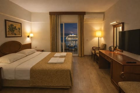 Premium bedding, minibar, in-room safe, desk