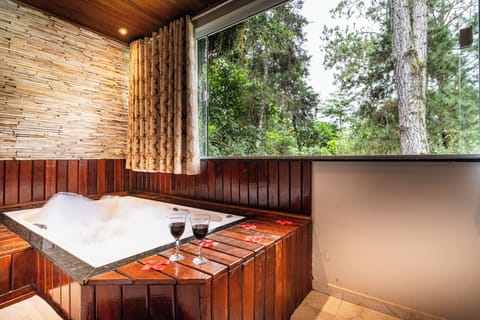 Luxury Room, 1 Bedroom | Minibar, WiFi (free), bed sheets