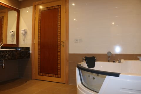 Presidential Suite | Bathroom | Shower, free toiletries, hair dryer, slippers