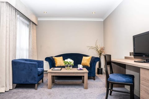 Executive Double Room, 1 King Bed | Living room | Flat-screen TV