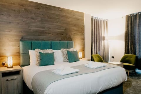 Superior Double Room, 1 King Bed | Desk, blackout drapes, iron/ironing board, free WiFi