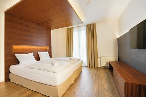 Superior Suite, Garden View | Desk, soundproofing, WiFi (free), bed sheets