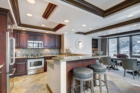 Condo, 3 Bedrooms | Private kitchen | Full-size fridge, microwave, oven, stovetop