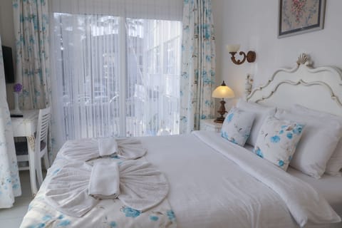 Deluxe Double Room | In-room safe, desk, soundproofing, free WiFi